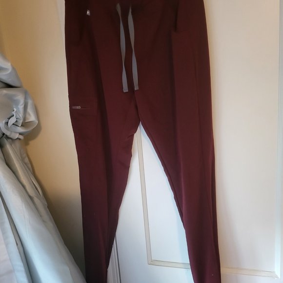 FIGS DISNEY LIMITED EDITION DISNEY BURGUNDY - Picture 3 of 13